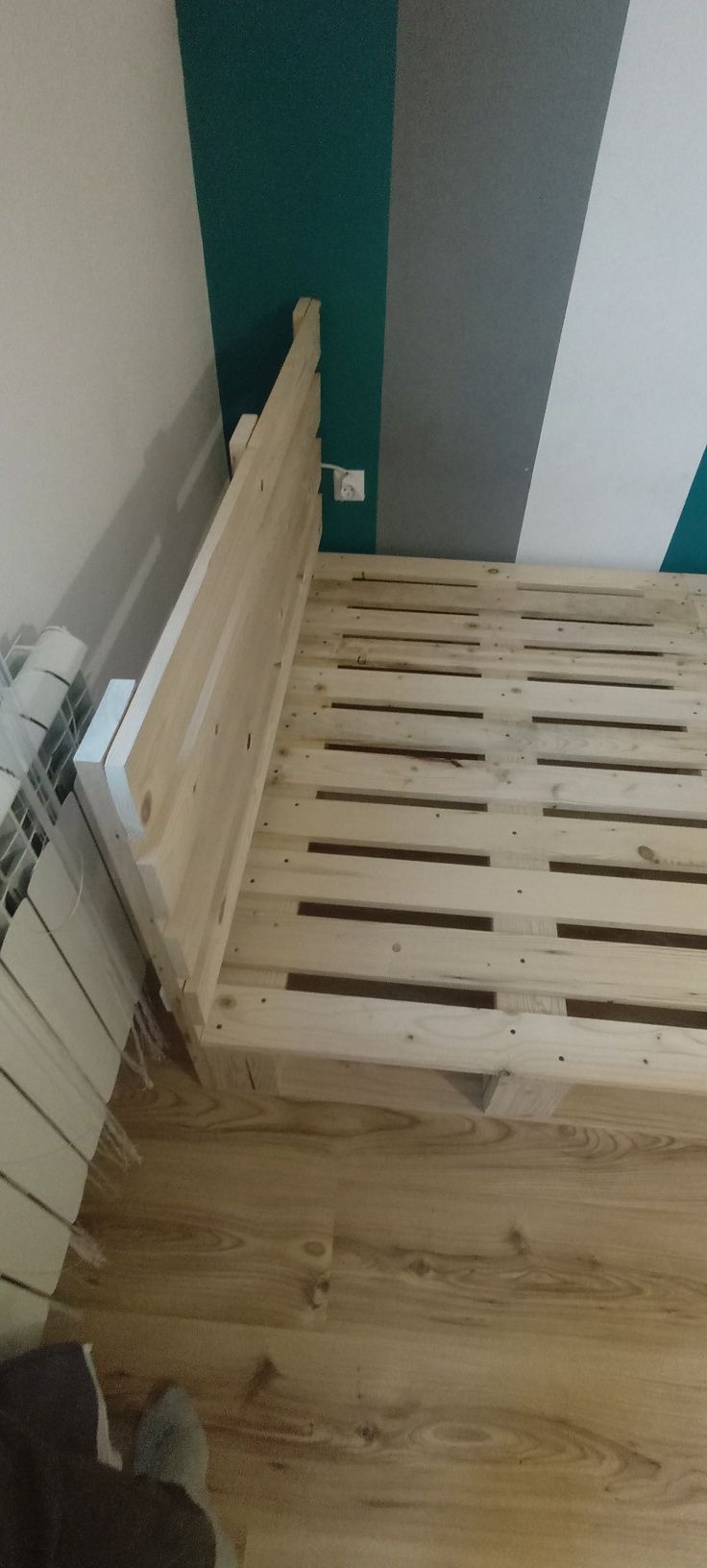 Łóżko z palet, podświetlane