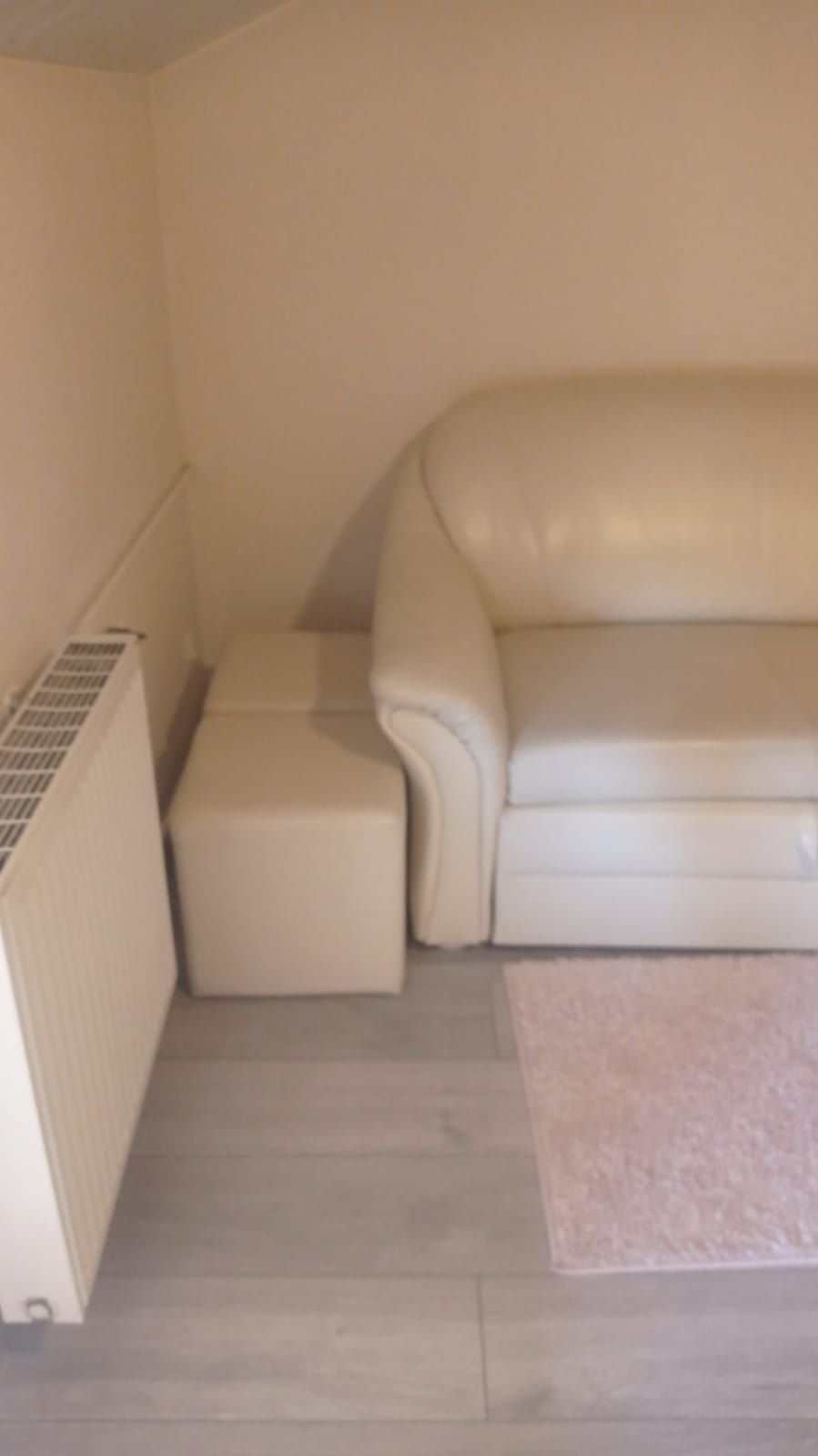 Zestaw wypoczynkowy sofa, dwa fotele, dwie pufy eko skóra