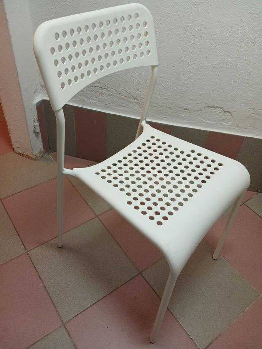 Oferuję na sprzedaż meble biurowe, stoły, krzesła, półki