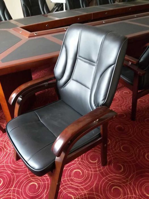 Stół konferencyjny z fotelami