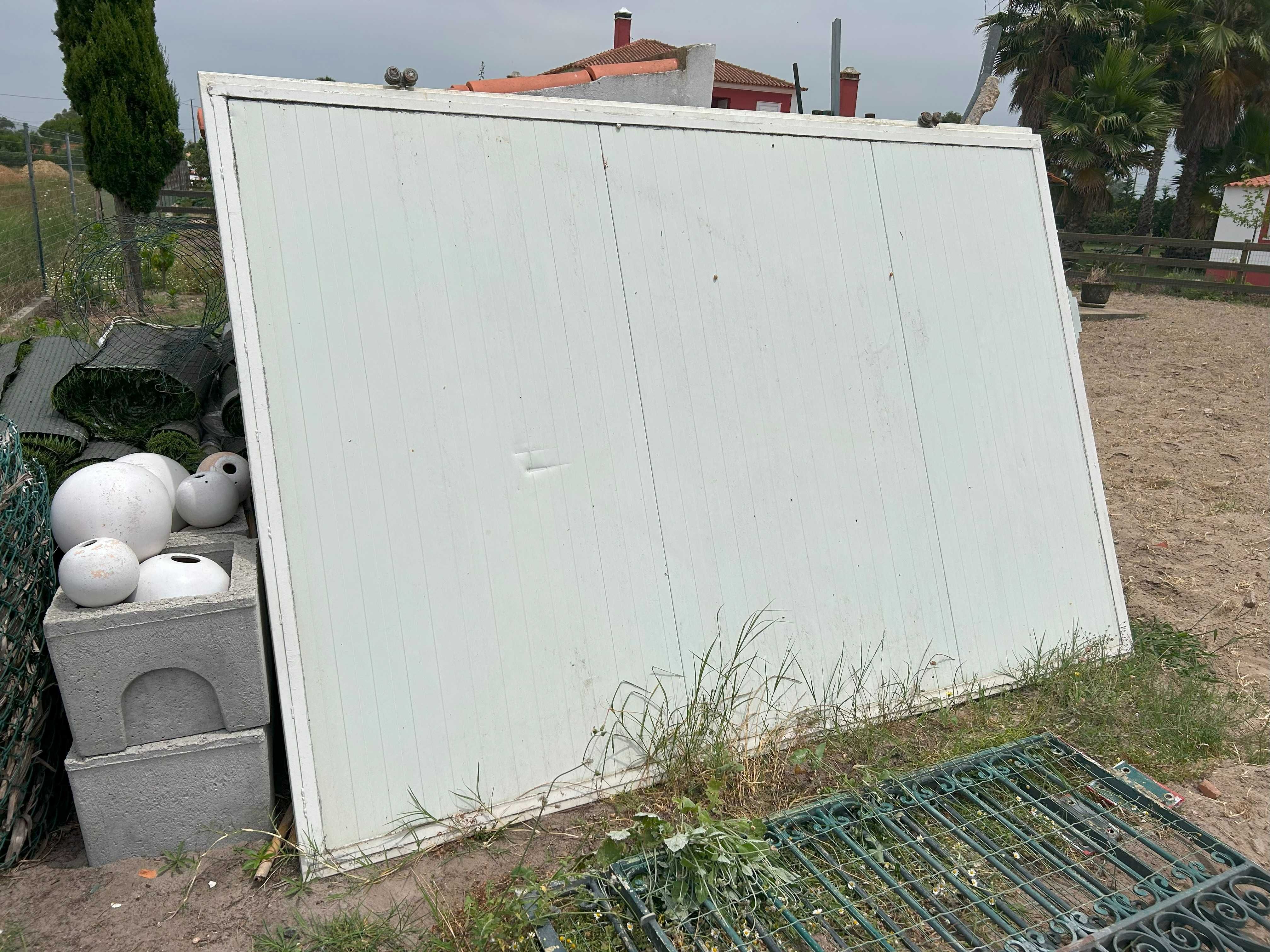 2 Portões de Exterior Deslizante (2,9m x 1,9m cada)