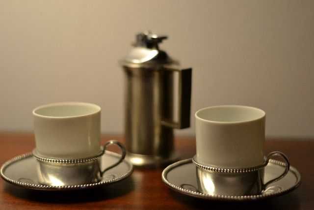 Conjunto de isqueiro em estanho e 2 copos para café em porcelana