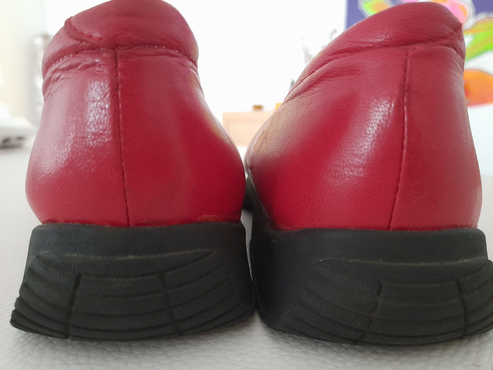 Sapatos vermelhos pele
