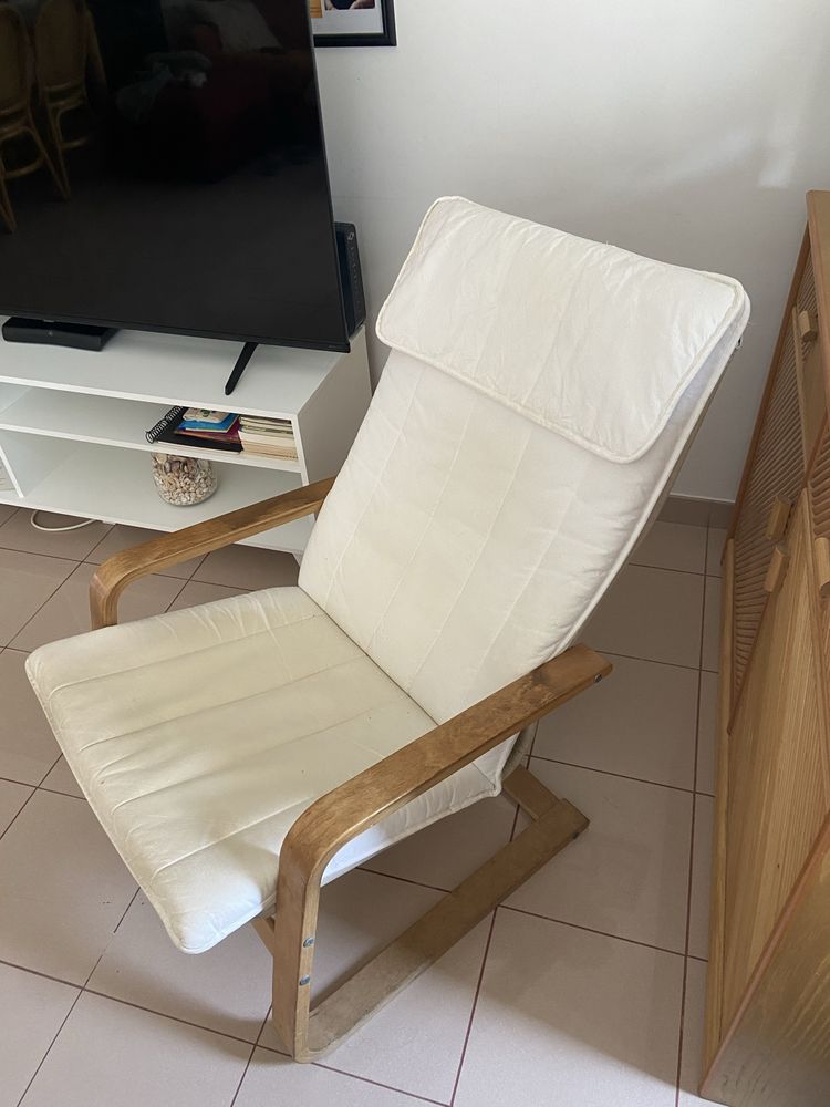 Cadeira de Baloiço IKEA Poäng – Estrutura em Madeira e Almofada Branca