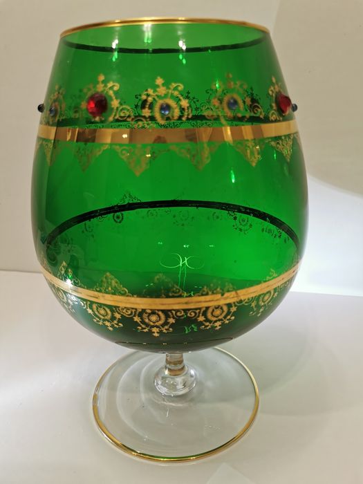 Boho. Szmaragdowe szkło, kielich bogato złocony.Antyk. 5L.