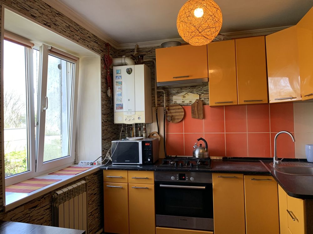 Продам простору  3-х кімнатну квартиру  смт Гребінки