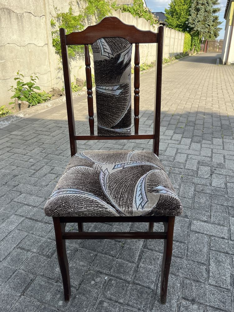 Krzesło drewniane vintage – solidne, wygodne, stylowe