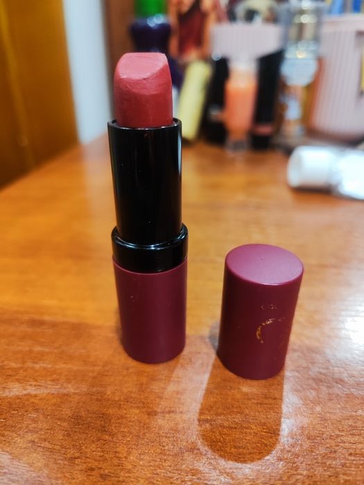 Губна стійка помада матова червона з вітаміном