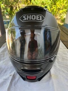 Capacete modular Shoei Neotec 2 com intercomunicador Sena SRL2