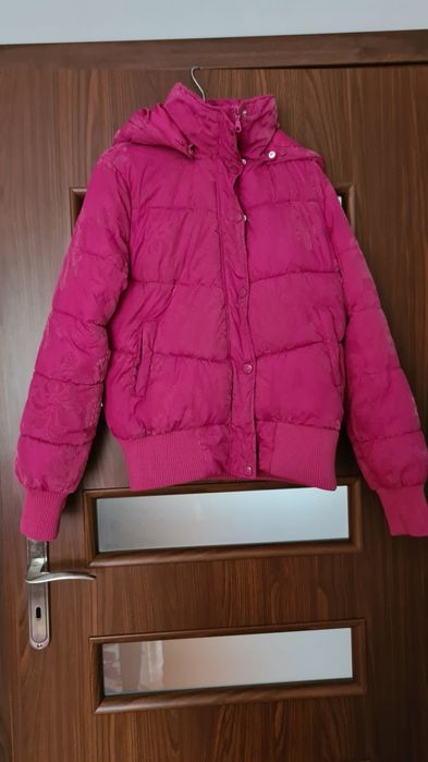 Różowa zimowa kurtka ze wzorkami z zamszu