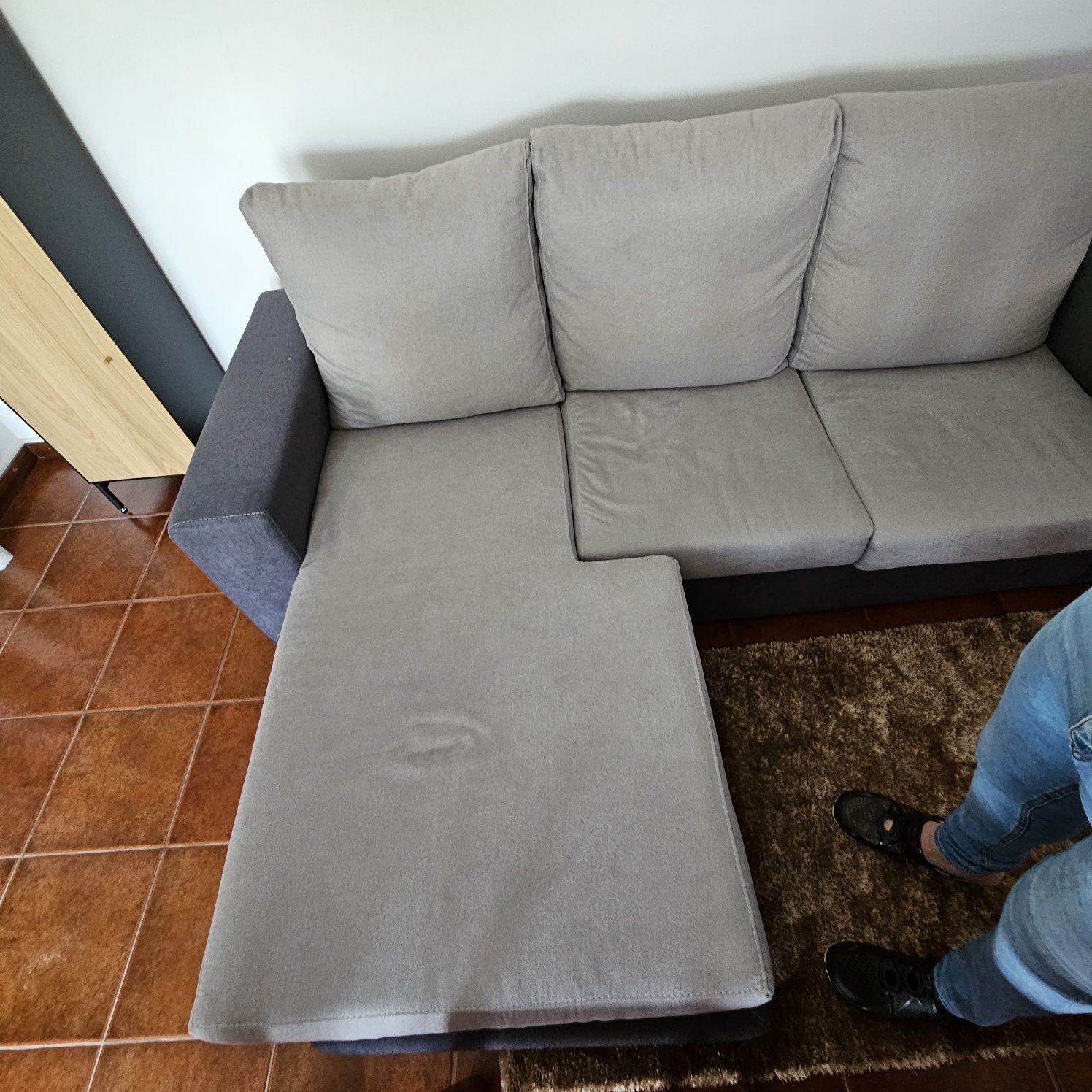 Sofá cinzento de 3 lugares novo e em Excelente Estado com chaise longe