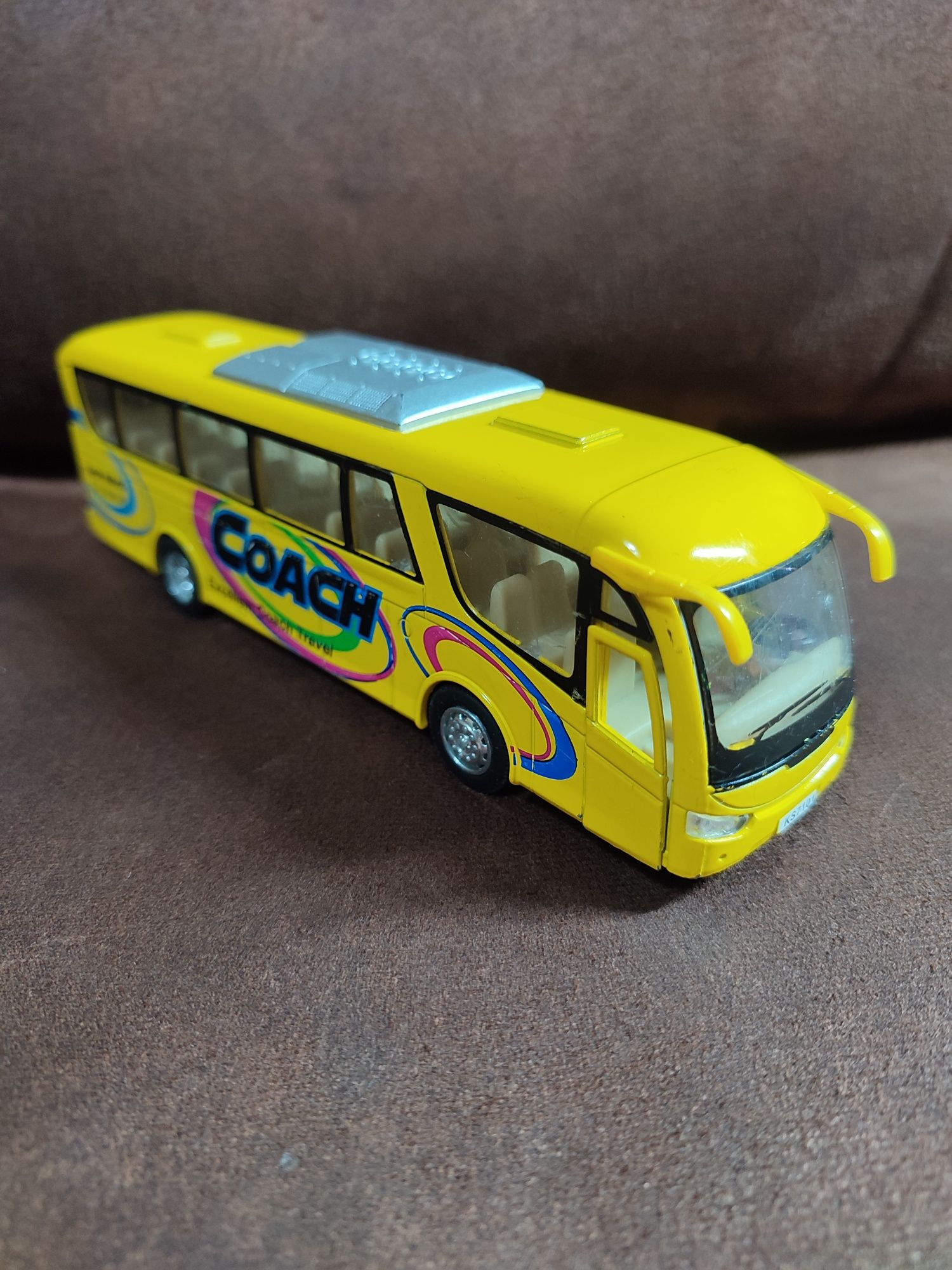 Коллекционная модель туристического автобуса