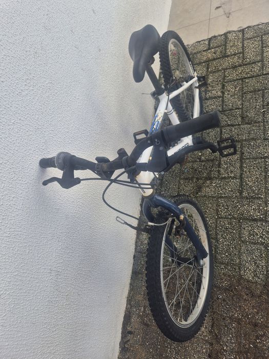 Duas bicicletas usadas