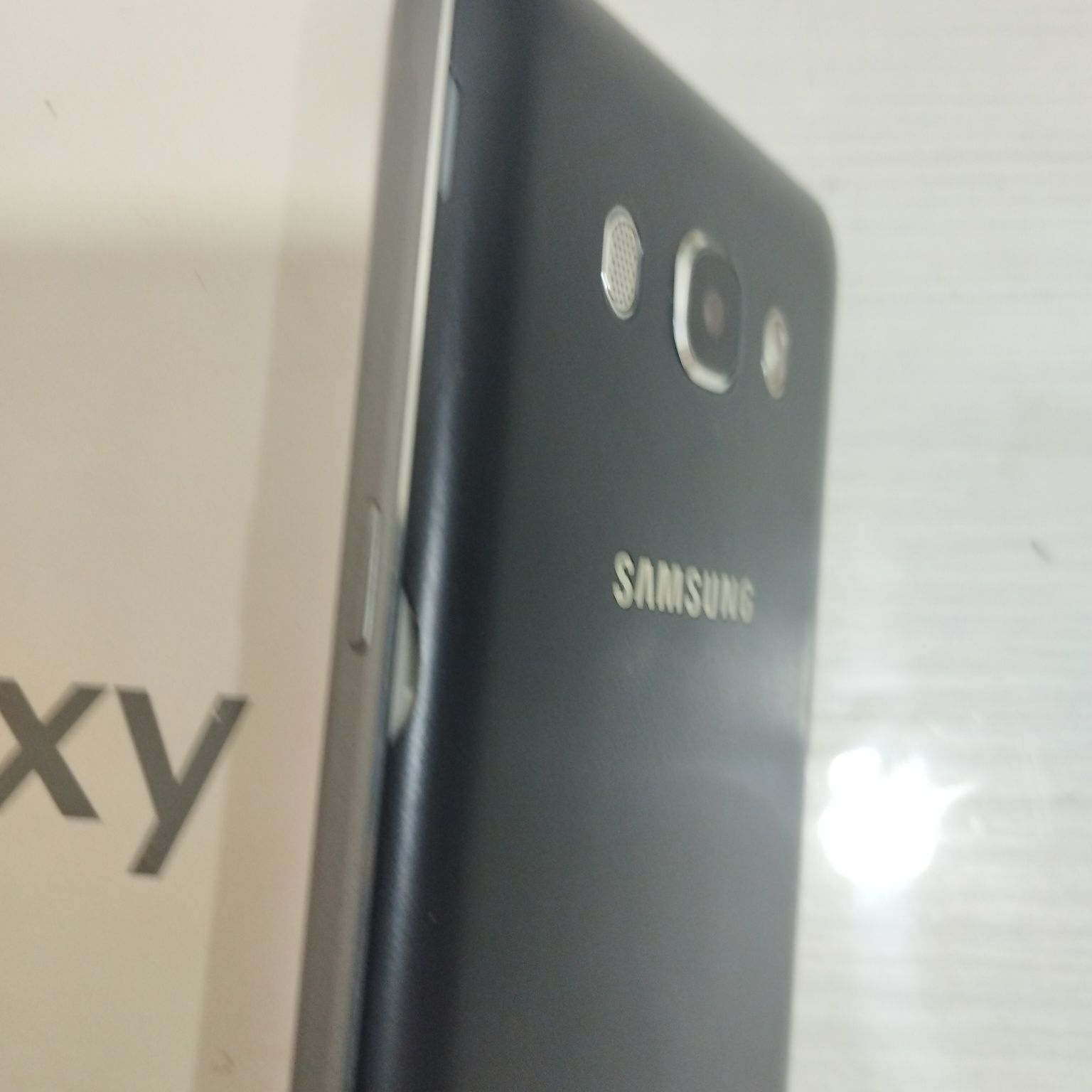 Смартфон Samsung Galaxy J5