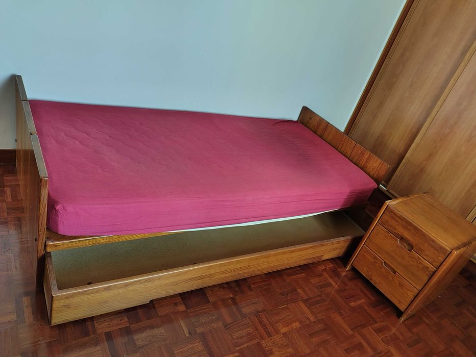 Cama de solteiro em madeira maciça