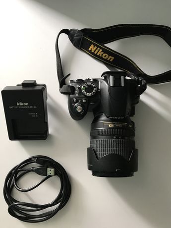 Фотоапарат Nikon D3100 з обєктивом Nikon AF-S Nikkor 18-105