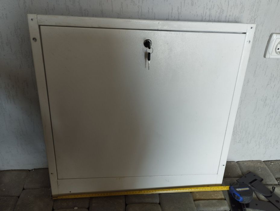 Металева шафа з замком і гребінки для опалення