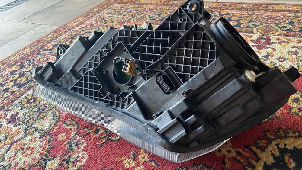 Skoda Superb 3 Lampa przód prawa biksenon , smart light assistant