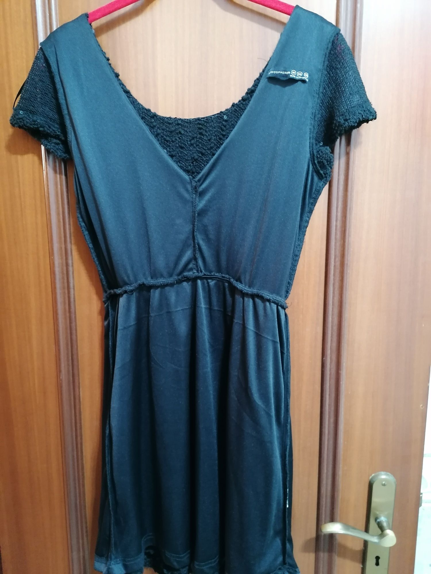 Vestido curto, preto, de manga curta com lantejoulas