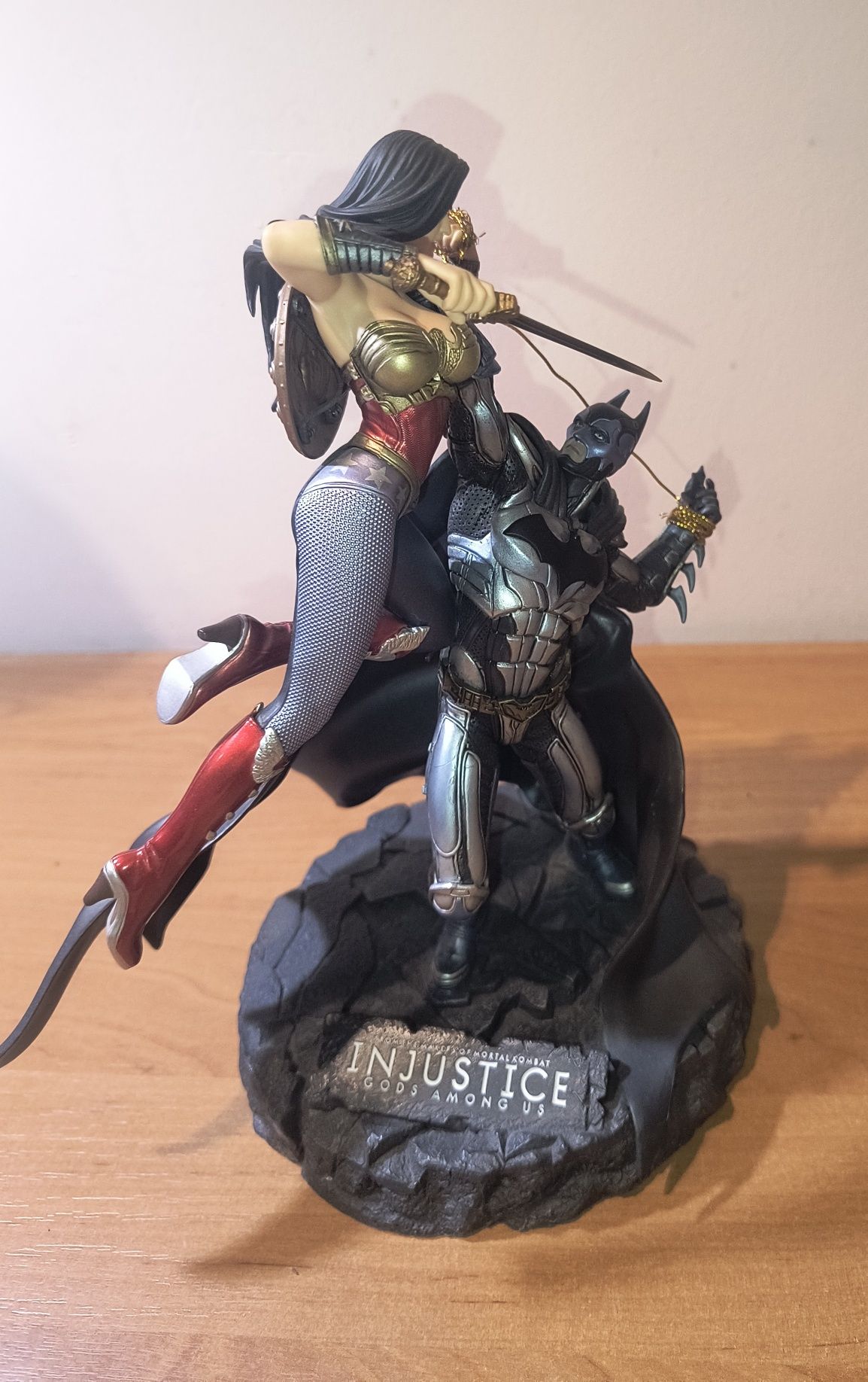 Figurka Batman i Wonder Woman Injustice Gods Among Us