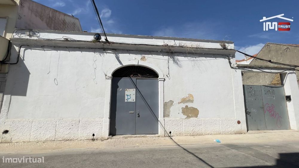 Armazém com Projeto no Centro do Montijo com 4 Fogos e Garagens  In...