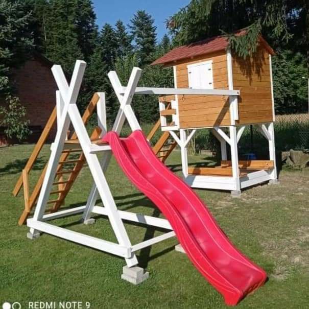 Plac zabaw huśtawka piaskownica