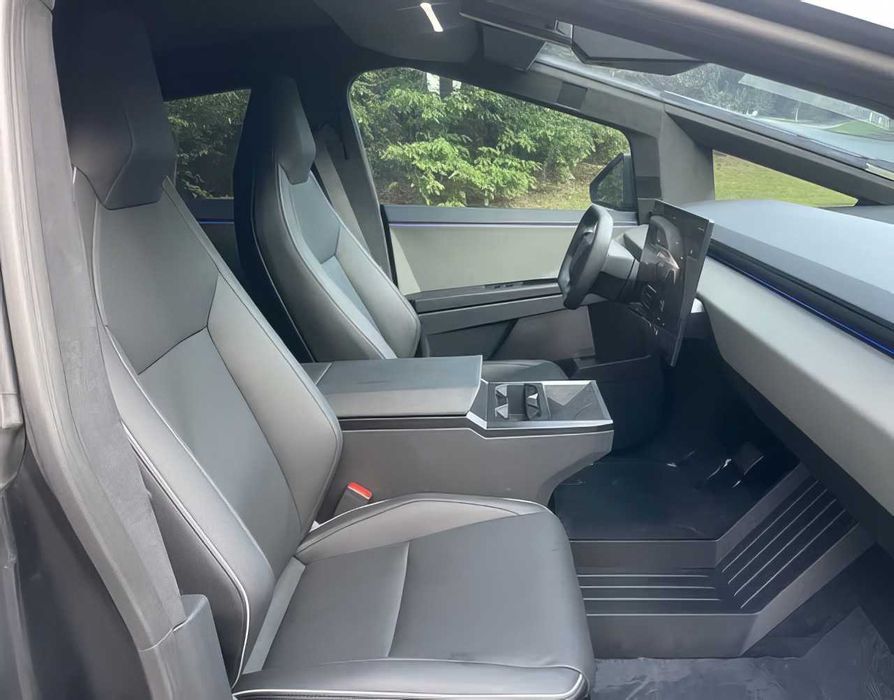 Tesla Cybertruck      2024