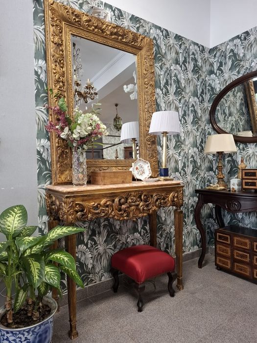 Coniunto de consola antiga com espelho de grande dimensão.