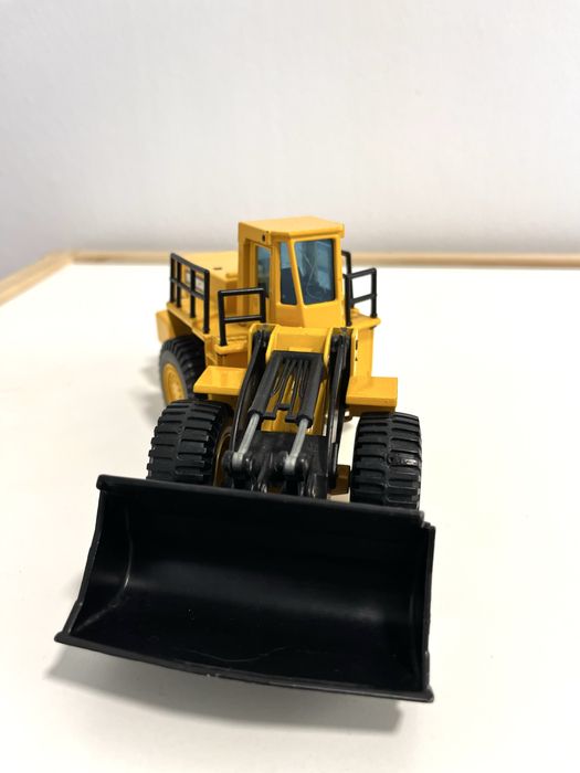 Іграшковий трактор Volvo L320 Joal