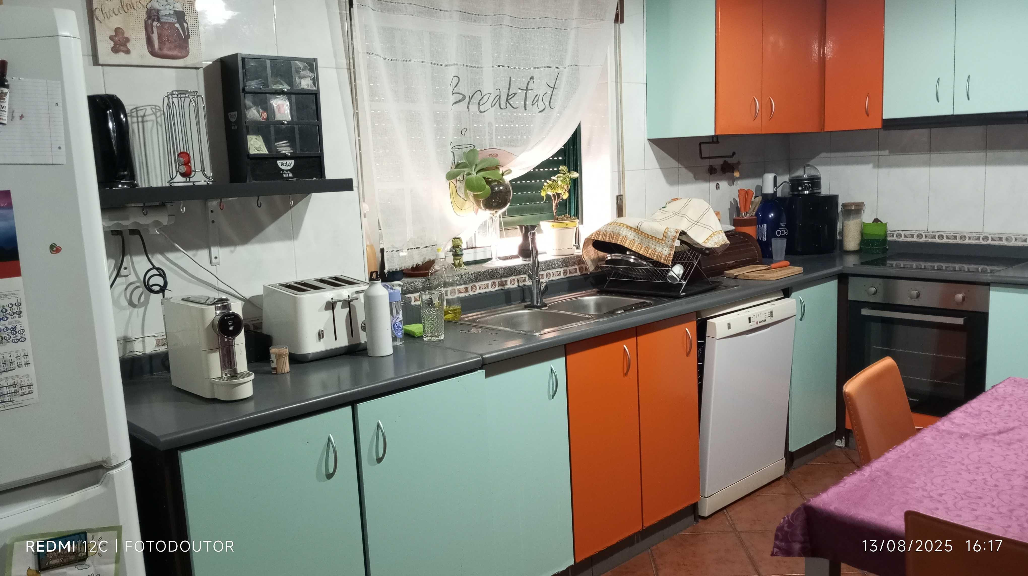 Vende-se em Trancoso, casa T4, Bairro Sta. Luzia