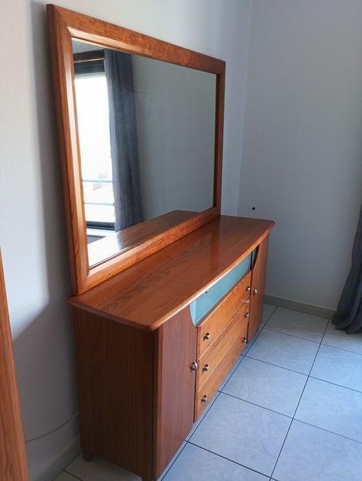 Aparador e mesa de apoio.