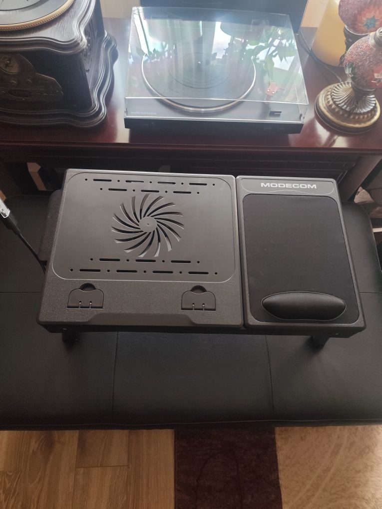 Stolik pod laptopa