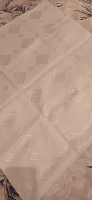 Obrusy białe plamoodporne jednakowe przeszło 20 metrów prawie nowe