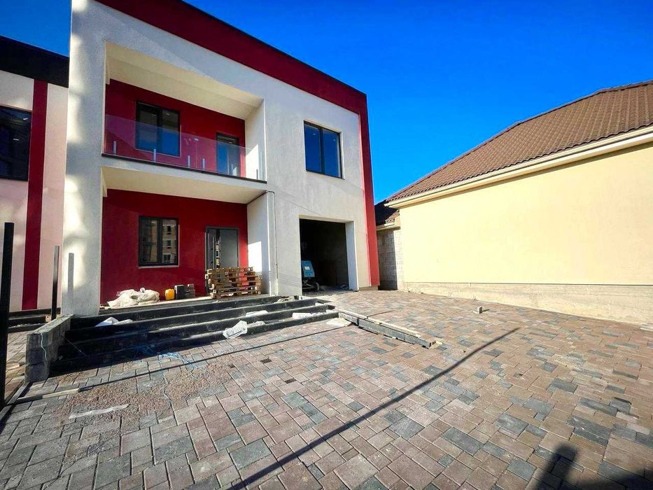 Котедж з міськими комунікаціями та гаражем в районі Райського саду