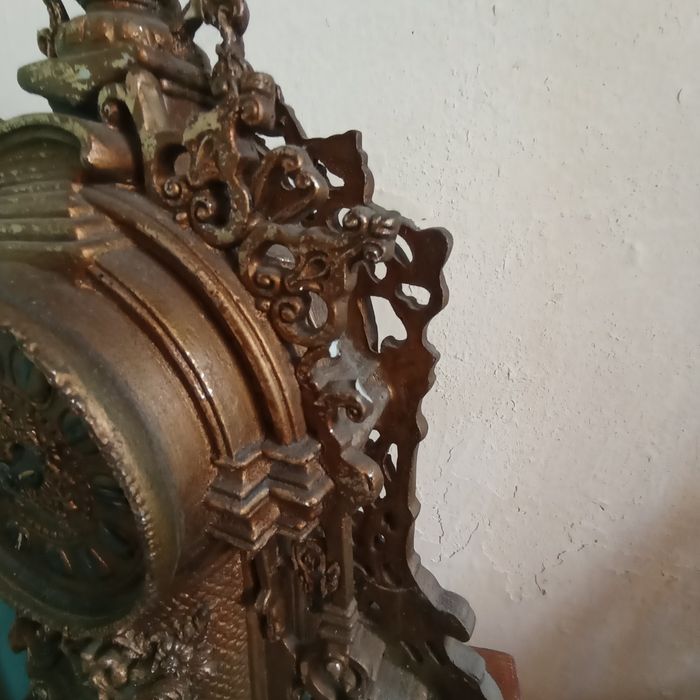 Rosyjski zegar z tworzywa uszkodzony