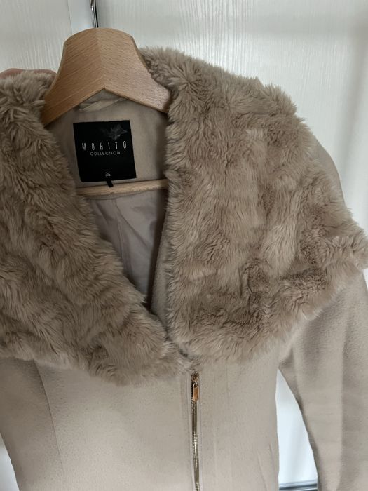 Beżowy płaszcz z zamkiem