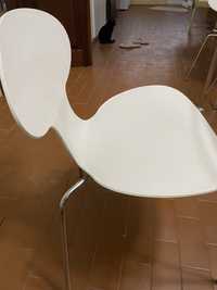 Mesa de vidro com 4 cadeiras brancas