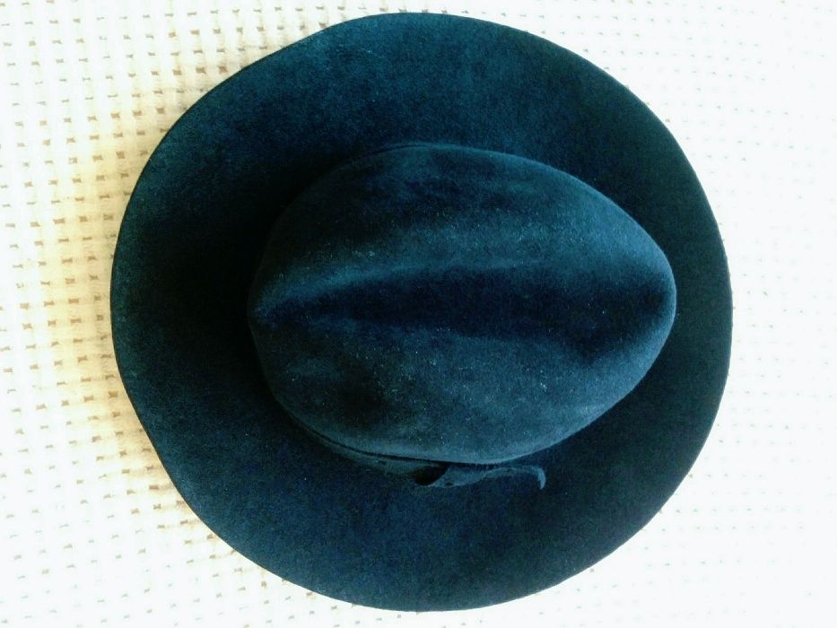 Жіночий капелюх із вовни