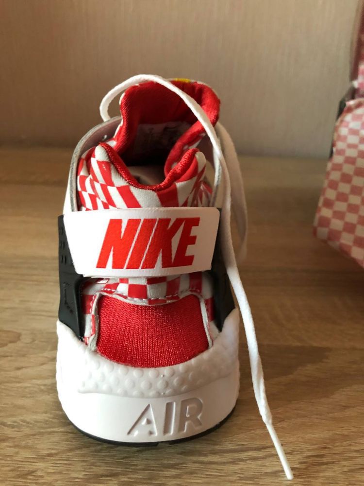 Кросівки Nike Huarace Liverpool FC