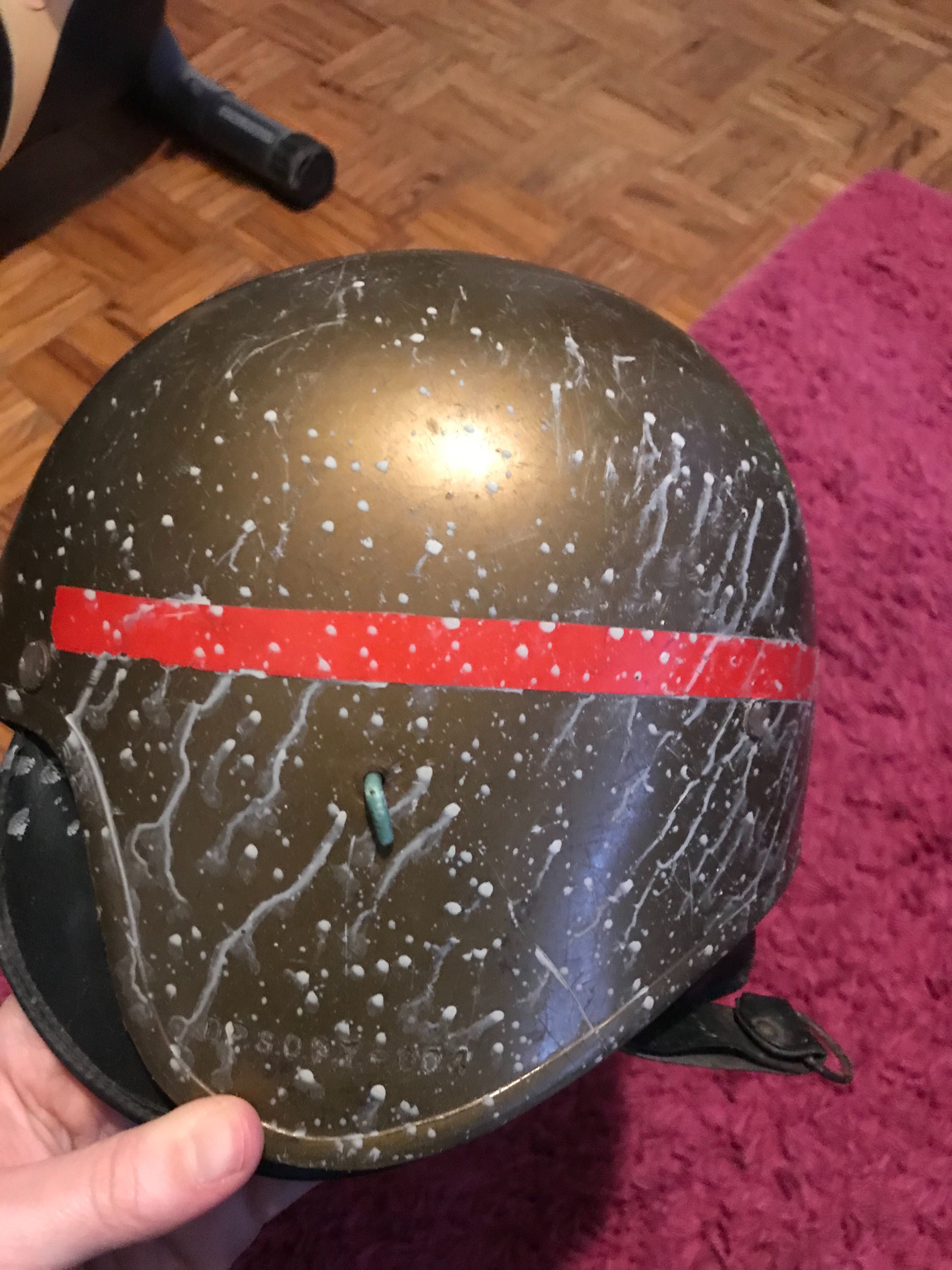 Capacete motard antigo para coleccionar com defeito