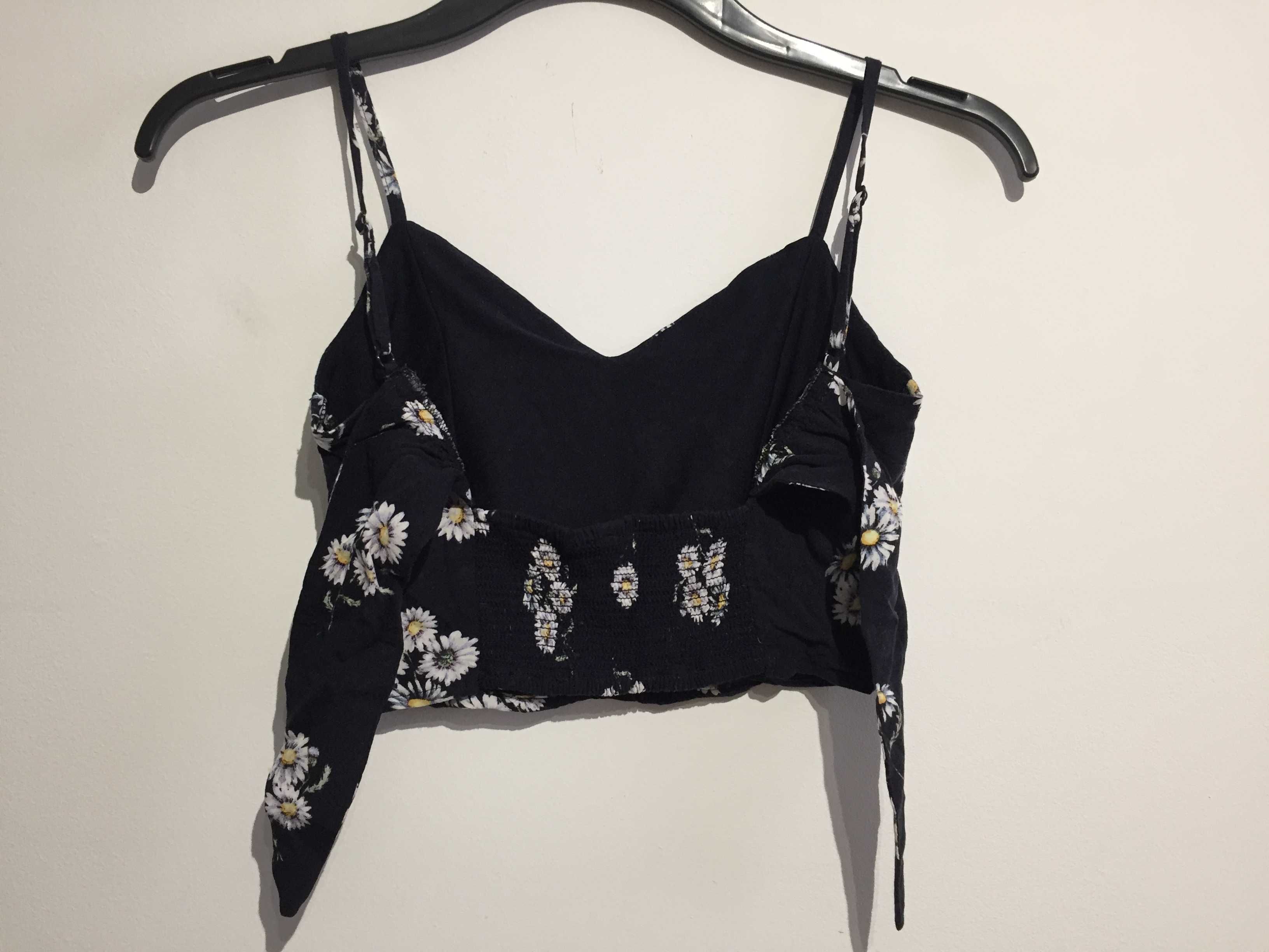 Top na ramiączkach crop top festiwalowy w kwiatki z falbankami H&M