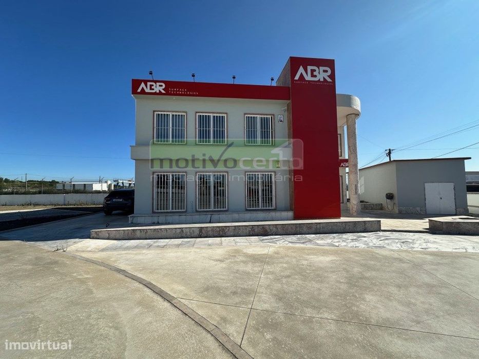 Edifício de Escritórios com Estacionamento Privativo em Montelavar,...