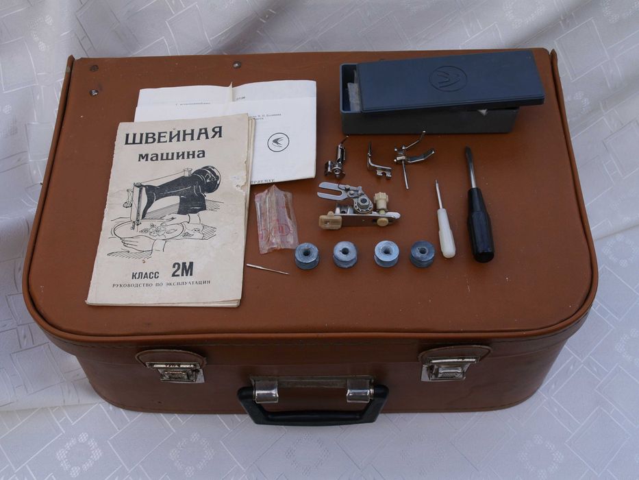 Elektryczna maszyna do szycia z 1984r.