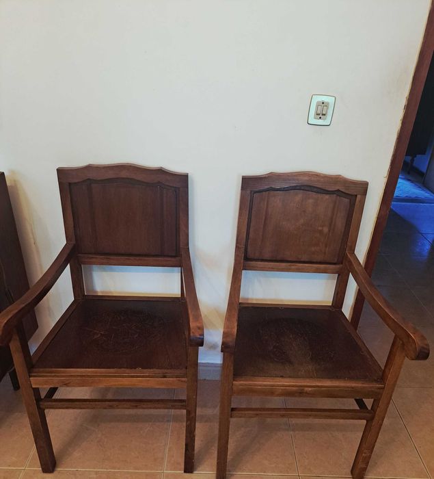 Cadeiras  muito antigas trabalhadas no assento  da cadeira