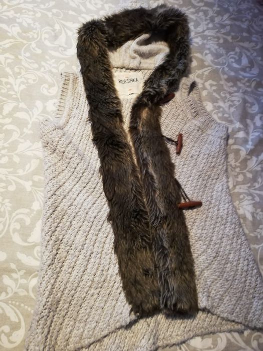 Colete de inverno cinzento com capuz da bershka