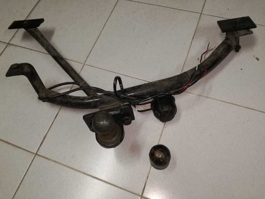 Reboque bola desmontável com armação e tampa