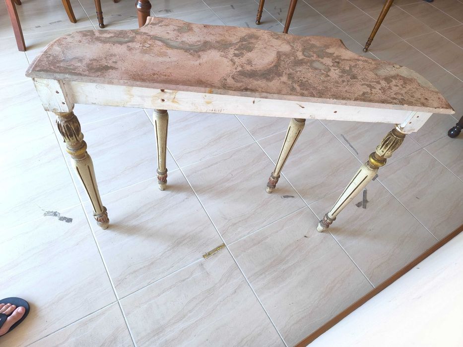 Consola clássica com tampo em mármore