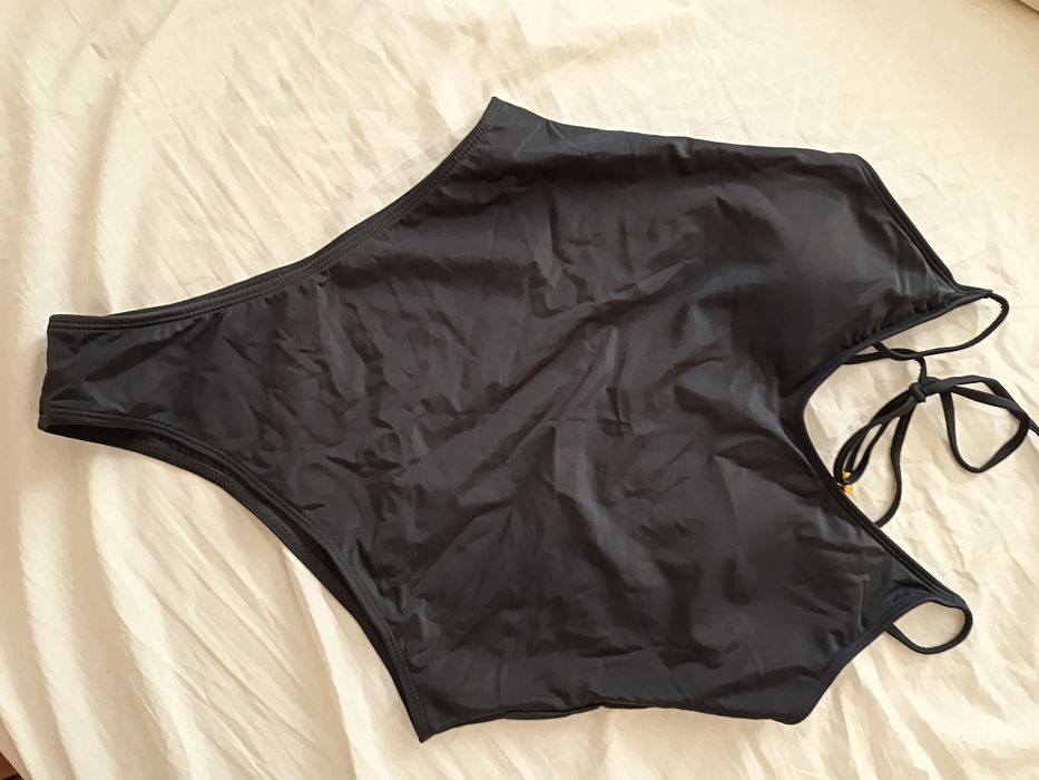 Купальник чорний суцільний