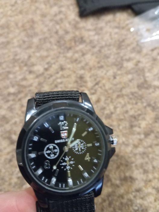 це сучасний годинник з унікальним дизайном. миттєво оволоділи увагою