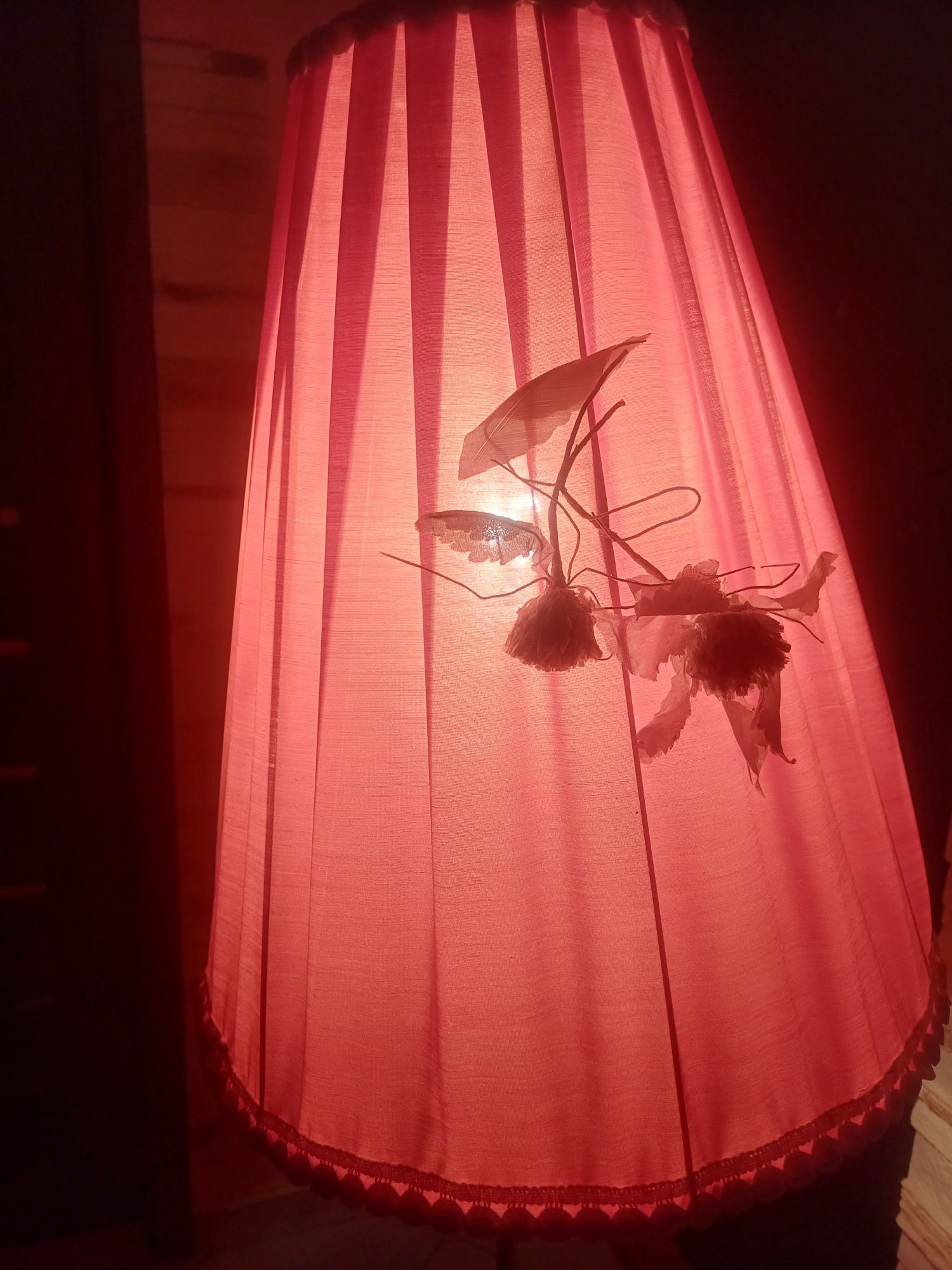 Lampa że stolikiem gazetnik PRL